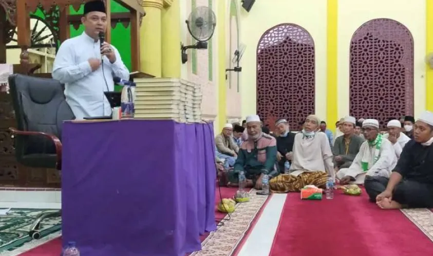 Ketua DPRD Kampar Bagikan Al-Qur'an di Tabligh Akbar