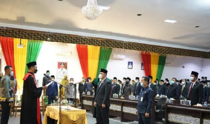 Ginda Burnama Hadiri Pelantikan Ketua DPRD Kabupaten Kuansing