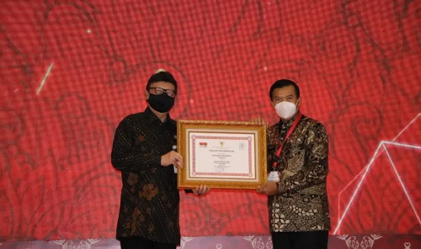 Walikota Pekanbaru Raih Penghargaan Pembina Pelayanan Terbaik Tingkat Nasional