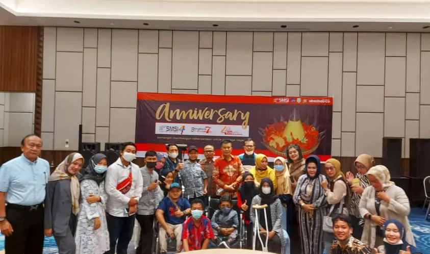 Ultah Ke-4, SMSI Potong Tumpeng dan Santuni Disabilitas