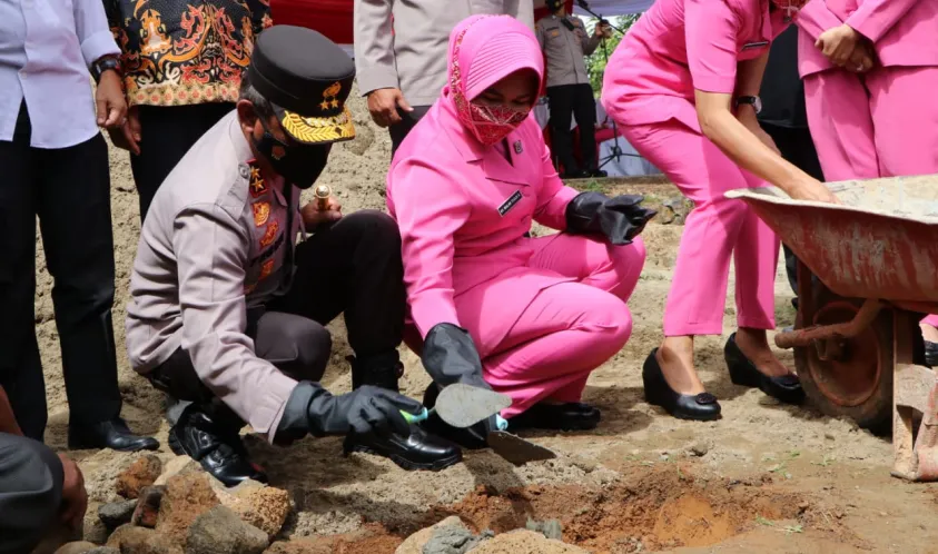 Bedah Rumah Alm Aipda Barus, Kapolda Bengkulu Letakkan Batu Pertama