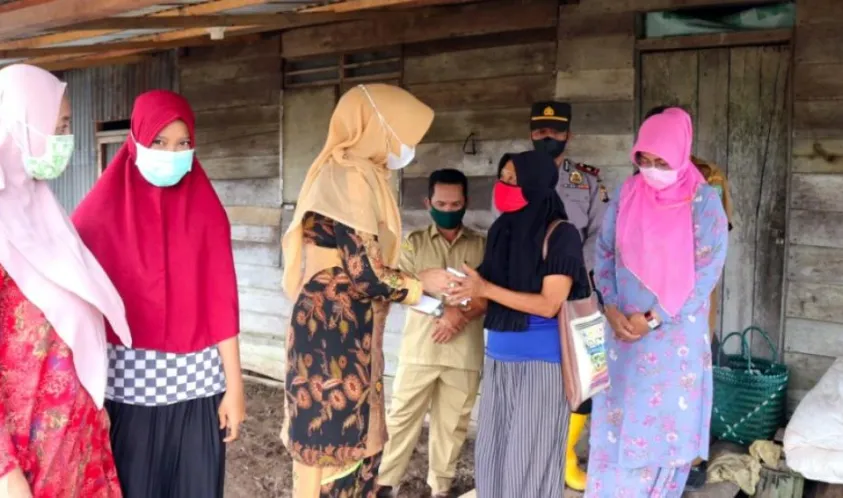 TP PKK Kabupaten Siak Serahkan Bantuan Untuk Warga Terdampak Banjir