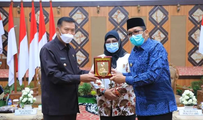 Walikota Pekanbaru Bersama Walikota Padang Komitmen Dukung Percepatan Tol Pekanbaru - Padang