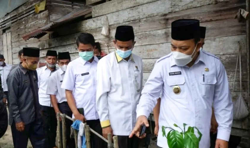 Wakil Bupati Husni Merza Serahkan Bantuan Dari Baznas Kabupaten Siak Untuk Warga Di Sungai Apit