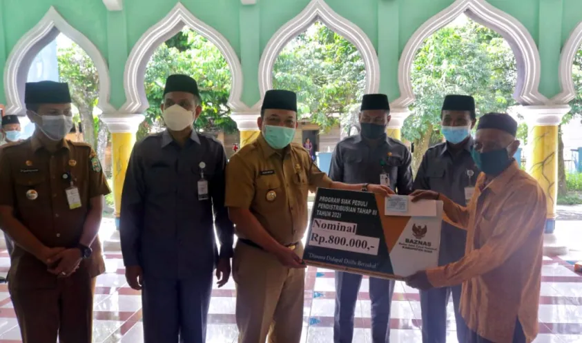 Wabup Husni Merza Bersama Baznas Kembali Salurkan Dana Zakat di Kecamatan Siak