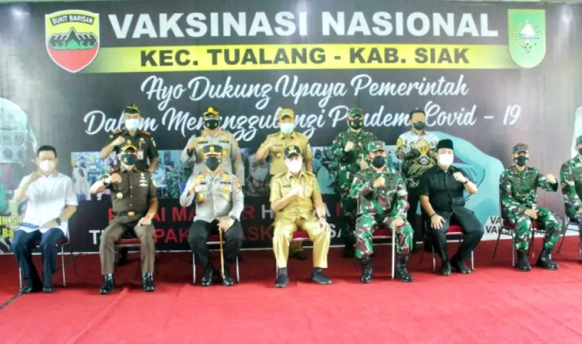 Wakil Bupati Siak Dampingi Pangdam I/BB Tinjau Pelaksanaan Serbuan Vaksinasi Massal