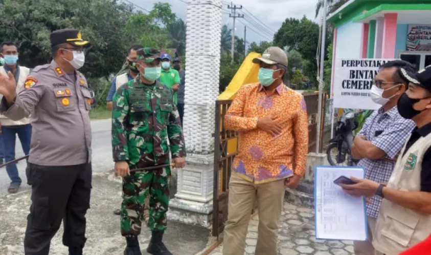 Bupati Alfedri, Kapolres Siak Dan Dandim 0303 Bengkalis Lakukan Peninjauan Sekaligus Serahkan Bantuan Masker