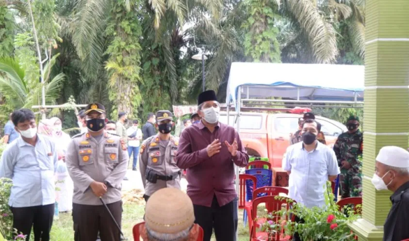 Bupati Siak Alfedri Bersama Kapolres Siak Berikan Bantuan Masker Untuk Rumah Ibadah Di Kecamatan Lubuk Dalam Dan Kerinci Kanan