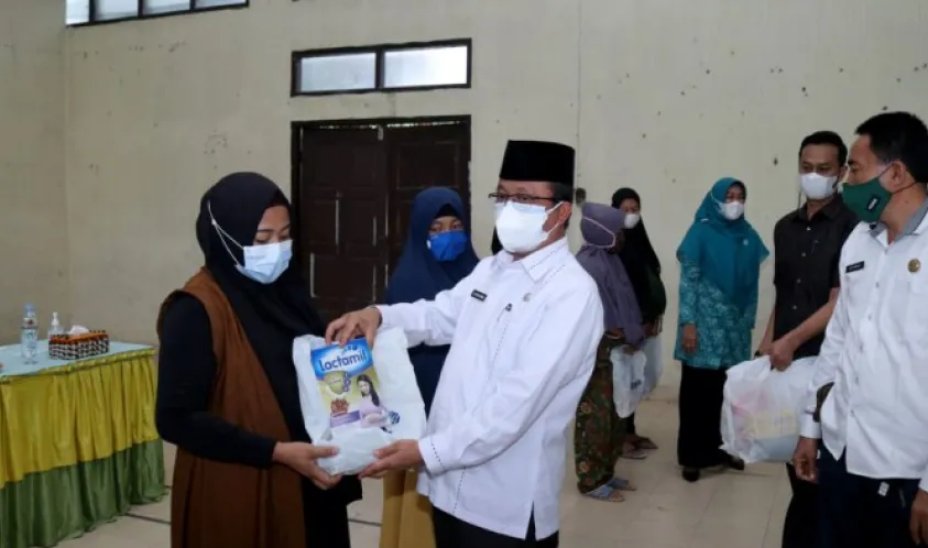 Sekda Arfan Usman Salurkan Bantuan Paket PMT Untuk Balita dan Ibu Hamil di Kandis