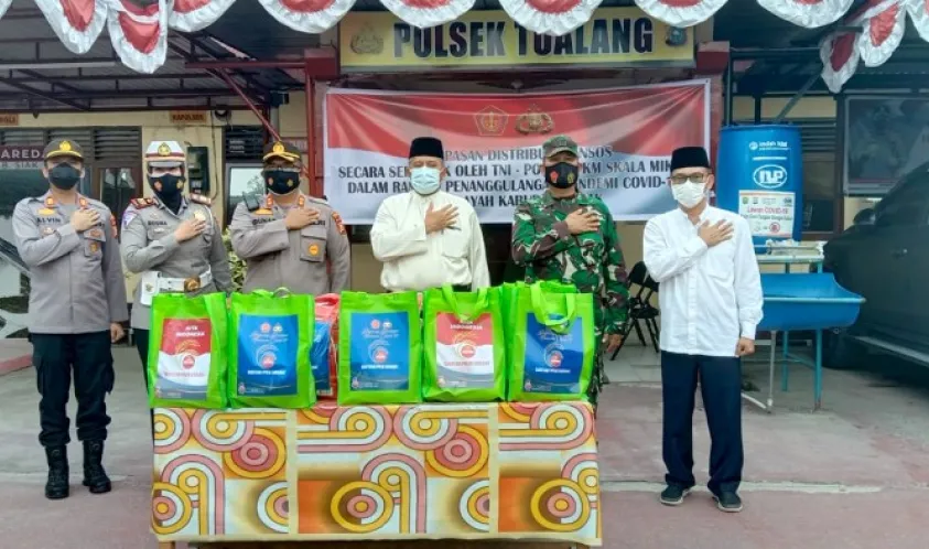 Bupati Alfedri Bersama Kapolres Siak Lepas Pasukan Pendistribusian Bansos Serentak TNI-Polri di Kecamatan Tualang