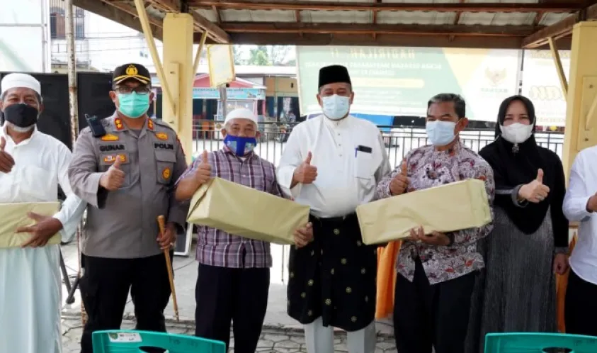 Bupati Alfedri Bersama Kapolres Siak Berikan Bantuan Masker Kepada Seluruh Rumah Ibadah di Kampung Perawang Barat