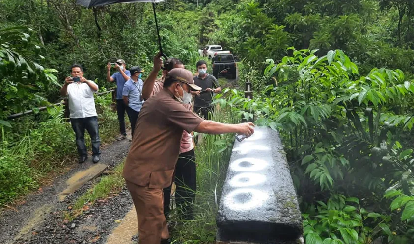 Wabup Seluma Beri Tanda Titik Nol Pembangunan Jalan di Desa Arang Sapat - Desa Cawang