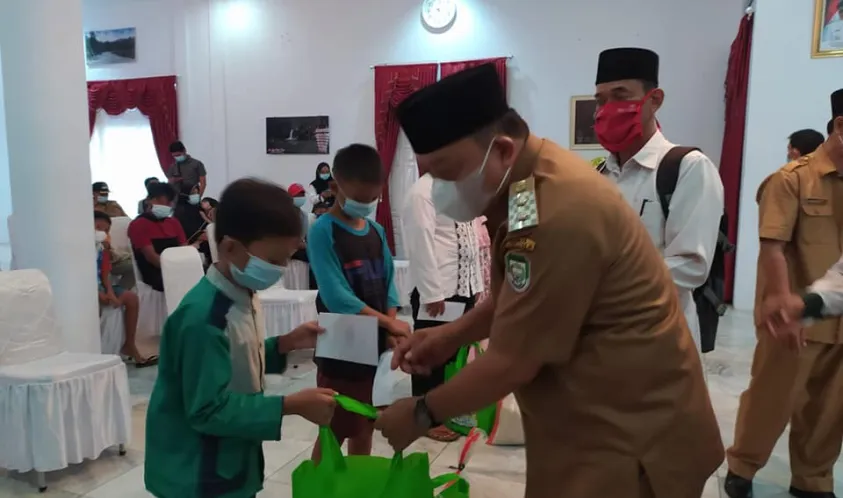 Wakil Bupati Seluma Saluran Infak dan Sedekah Untuk Anak Yatim, Piatu dan Yatim Piatu